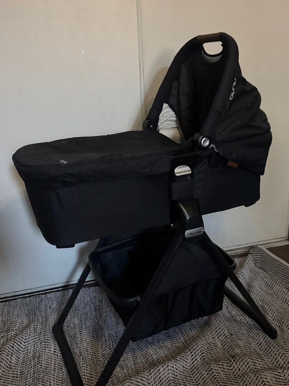 Nuna SWIV & TRIV Series Bassinet + Stand in black